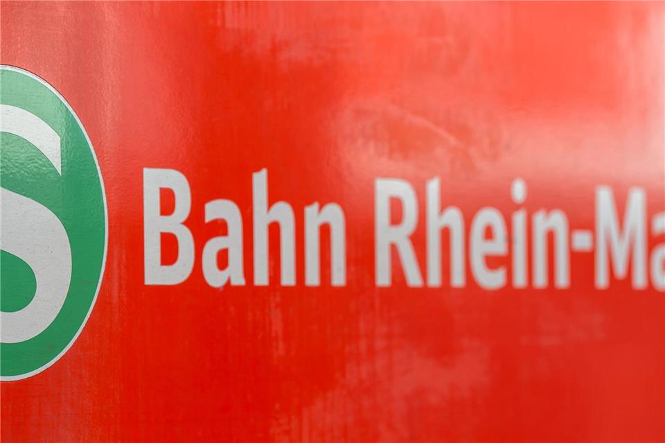 Die vor die S-Bahn gestoßene Frau konnte sich selbst retten. (Symbolfoto)Silas Stein/dpa