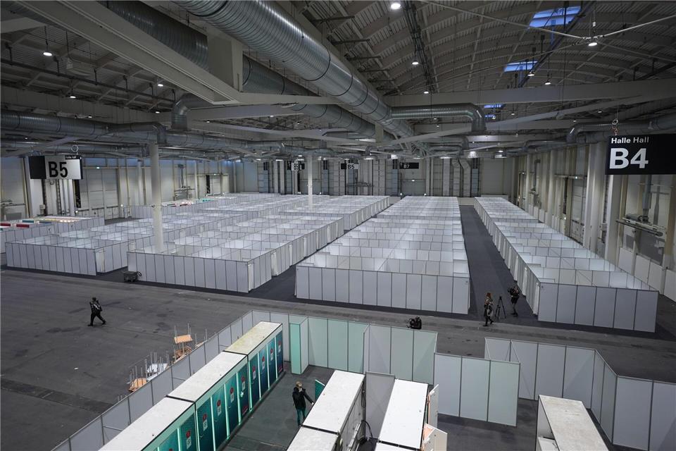 Die vorübergehende Einrichtung einer Notunterkunft in den Hamburger Messehallen soll über den Jahreswechsel Entlastung bringen.Marcus Brandt/dpa