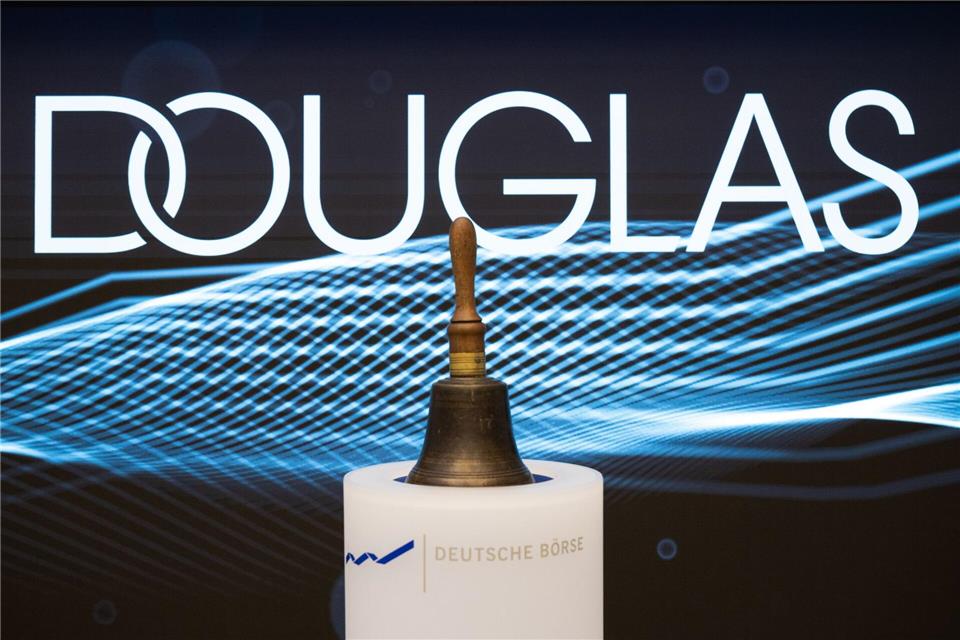 Die wachsenden wirtschaftlichen und politischen Spannungen hätten auch den Premium-Beauty-Markt in Europa erreicht, sagt Douglas-Chef Sander van der Laan. (Archivbild)Boris Roessler/dpa