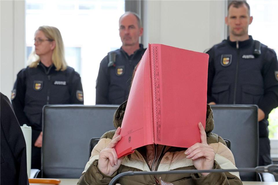 Die wegen Mordes an dem achtjährigen Fabian angeklagte Frau schweigt bislang zu den Vorwürfen. (Archiv)Bernd Wüstneck/dpa