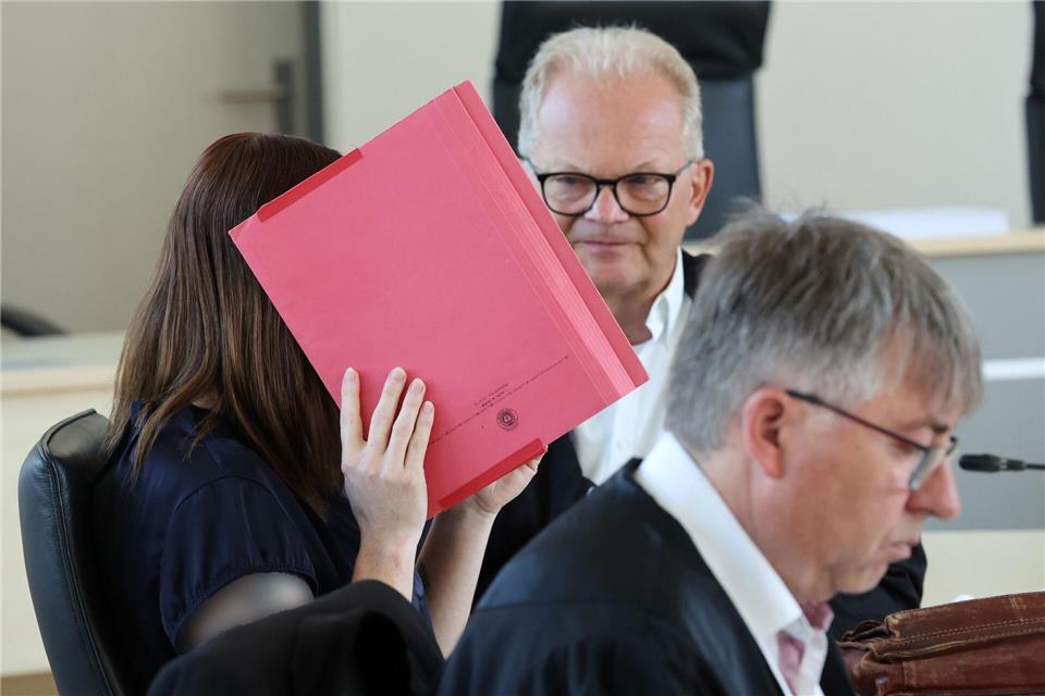 Die wegen Mordes an dem achtjährigen Fabian angeklagte Frau schweigt bislang zu den Vorwürfen.Bernd Wüstneck/dpa