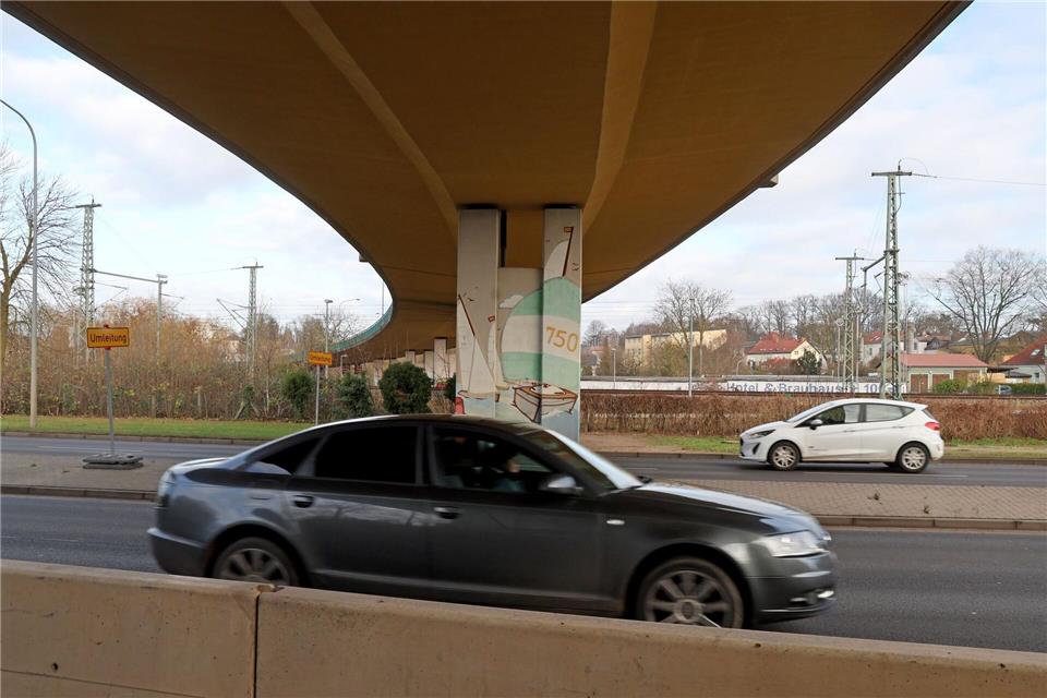 Die wegen Rissen gesperrte Herrenseebrücke führt unter anderem über eine vierspurige Straße.Bernd Wüstneck/dpa