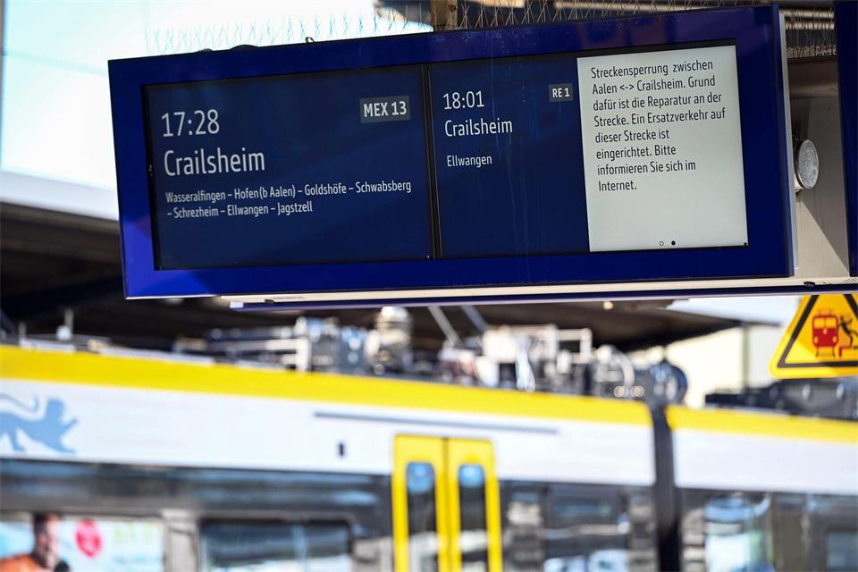 Die wegen Schäden an Schienen gesperrte Bahnstrecke zwischen Crailsheim und Aalen kann nicht wie geplant freigegeben werden.Fotoreport-DB/onw-images/dpa