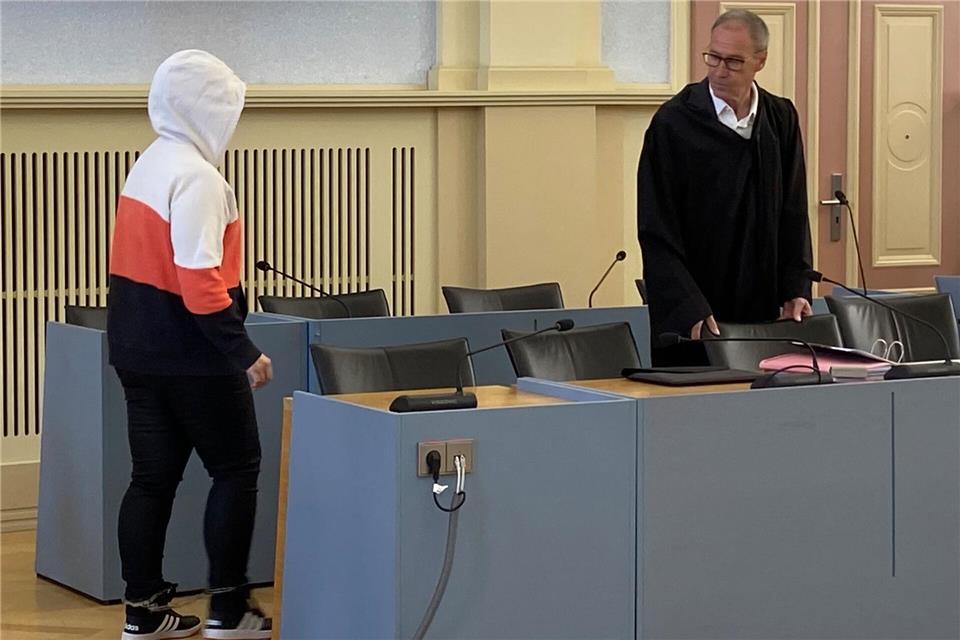 Die wegen Totschlags angeklagte Mutter betritt den Gerichtssaal. Tatjana Bojic/dpa