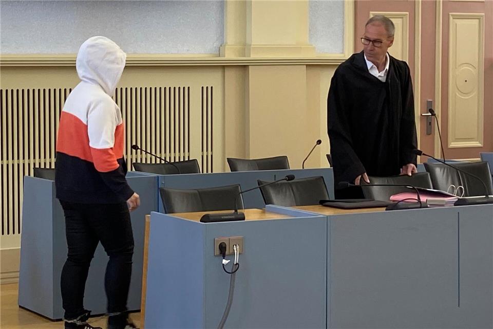 Die wegen Totschlags angeklagte Mutter betritt den Gerichtssaal. (Archivfoto)Tatjana Bojic/dpa