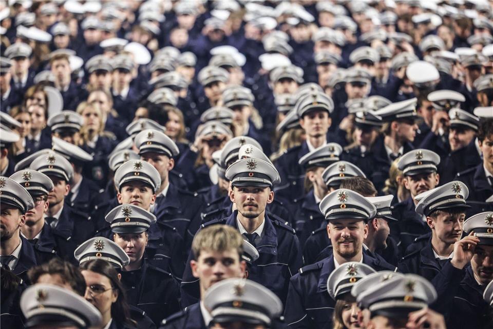„Die wehrhafte Demokratie braucht eine gut aufgestellte Polizei und leistungsfähige Sicherheitsbehörden“, sagte Ministerpräsident Hendrik Wüst (CDU) in seiner Festrede. Oliver Berg/dpa