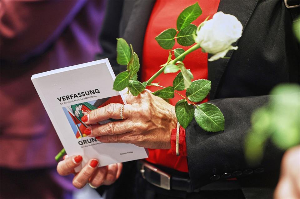 Die weiße Rose erinnert an die gleichnamige Widerstandsgruppe.Oliver Berg/dpa