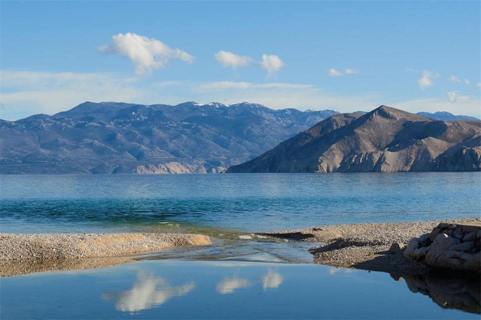 Die weltliche Natur rund um die Insel Krk ist eine Augenweide.Andreas Drouve/dpa-tmn
