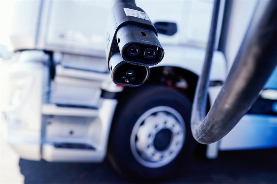 Die weltweiten Verkäufe von E-Lkw und -Bussen sind 2025 um 86 Prozent gestiegen. (Symbolbild)Uwe Anspach/dpa