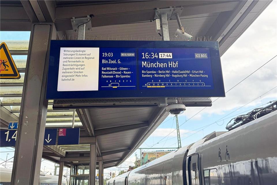 Die wichtige Bahnstrecke zwischen Berlin und Hamburg wurde gesperrt.Silke Br�ggemeier/dpa
