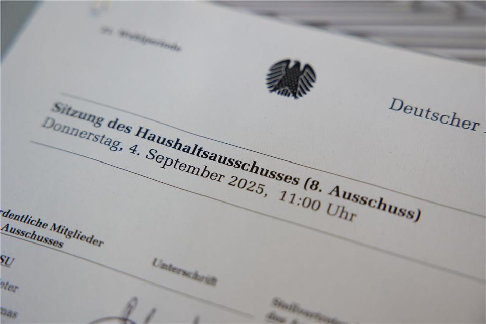 Die wichtigsten Fragen gelten nach der Haushaltsbereinigung als geklärt. Die Haushälter gehen dabei alle Einzeletats durch und lassen die Ministerinnen und Minister vorsprechen.Joerg Carstensen/dpa