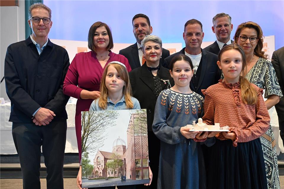 Die wiederaufgebaute Synagoge und mehrere Nebengebäude sollen das jüdische Leben im Grindelviertel wieder sichtbar machen.  David Hammersen/dpa