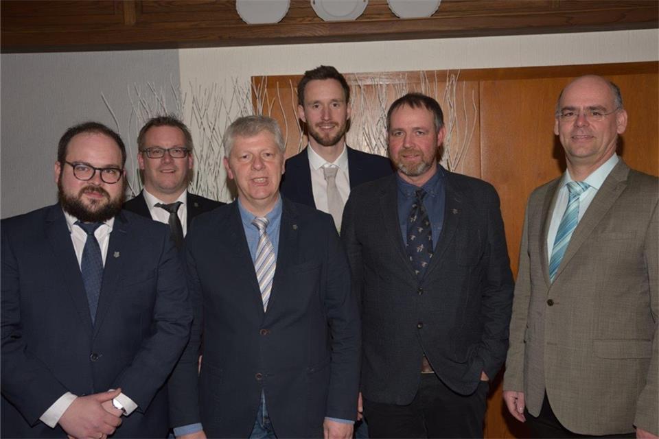 Die wiedergewählten Vorstandsmitglieder (v.l.): Die Beisitzer Jonas Nagel und Thorsten Böing, der stellvertretende Schriftführer Michael Niehaus, Beisitzer Michael Heistermann, Major Ferdi Benning und Präsident Georg Dillhage.