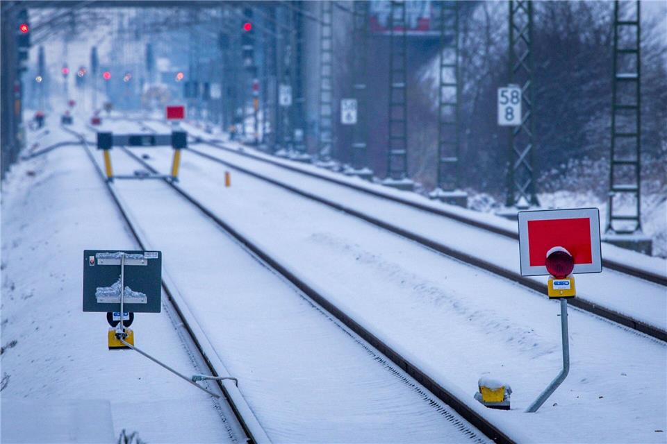 Die winterliche Witterung mit Bodenfrost ist laut Bahn Schuld an der Verzögerung bei der Generalsanierung der wichtigen Strecke Hamburg - Berlin. Jens Büttner/dpa