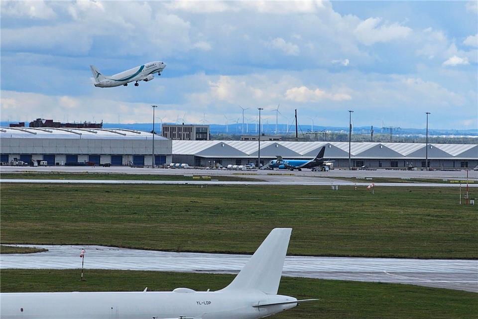 Die wirtschaftliche Schieflage der Mitteldeutschen Flughafen AG hat drastische Folgen. (Archivbild)Tobias Junghann�/dpa