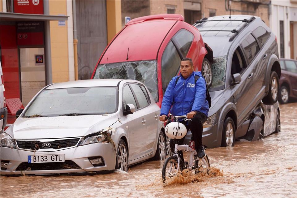 Valencia ein Jahr nach der Flut: Wiederaufbau und Wut Die wirtschaftlichen Schäden werden auf 17 bis 18 Milliarden Euro geschätzt. (Archivfoto)Alberto Saiz/AP/dpa
