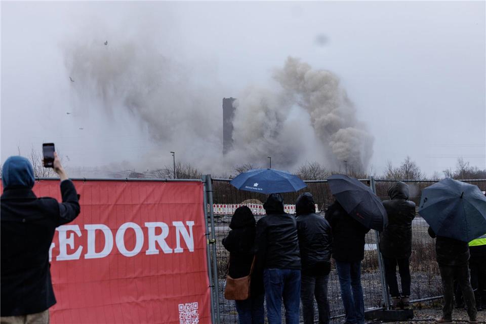 Die zahlreichen Schaulustigen konnten allerdings nur einen Teil des Spektakels sehen, denn die obere Hälfte des Schornsteins war von Nebel und Wolken verdeckt.David Ebener/dpa