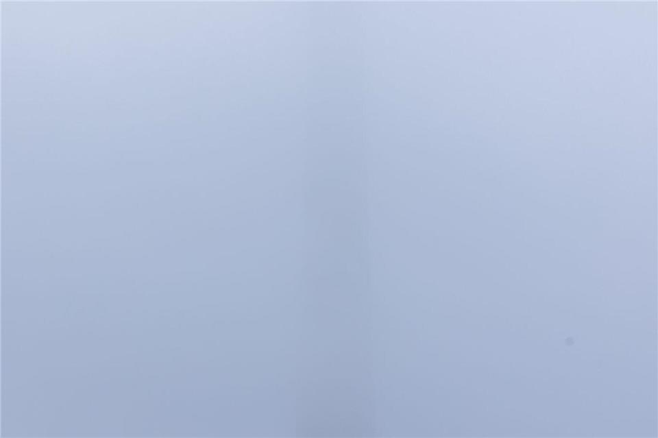 Die zahlreichen Schaulustigen konnten allerdings nur einen Teil des Spektakels sehen, denn die obere Hälfte des Schornsteins war von Nebel und Wolken verdeckt.David Ebener/dpa