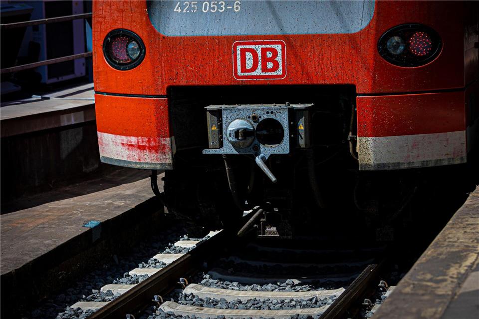 Die zehnwöchigen Bauarbeiten auf der Bahnstrecke Hamburg-Hannover sorgen für Kritik. (Symbolbild)Moritz Frankenberg/dpa