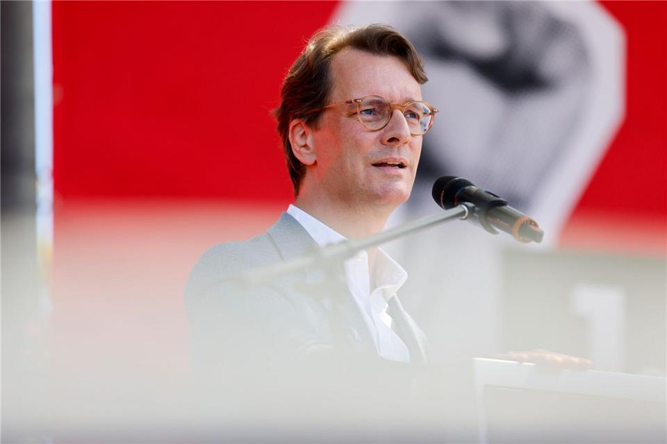 Die zentrale Kundgebung der Deutschen Gewerkschaftsbundes für NRW zum 1. Mai fand in Mülheim an der Ruhr statt. Thomas Banneyer/dpa