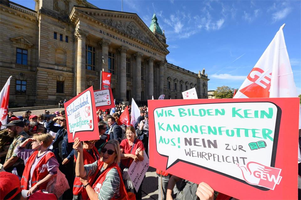 Die zentrale Kundgebung des DGB-Aktionstages in Leipzig fand vor dem Bundesverwaltungsgericht statt.Hendrik Schmidt/dpa