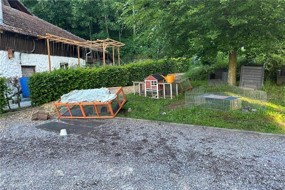 Die zerstörten Meerschweinchengehege im Garten der Besitzerin. (Foto Handout)-/Polizei Offenburg/dpa