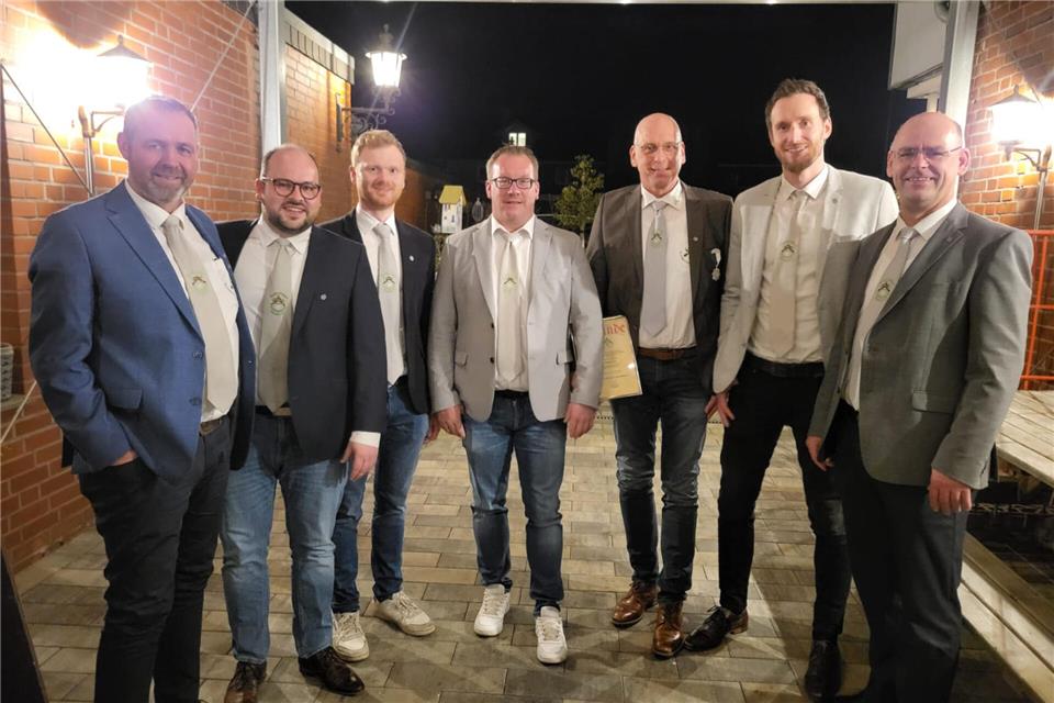 Die zur Wahl stehenden Vorstandsmitglieder wurden im Amt bestätigt. Auf dem Bild (von links): Major Ferdi Benning, Beisitzer Jonas Nagel, stellvertretender Schriftführer Benedikt Thesing, Beisitzer Thorsten Böing, der scheidende Oberst Christof Tenk Christof Tenk, Beisitzer Michael Heistermann und Präsident Georg Dillhage.