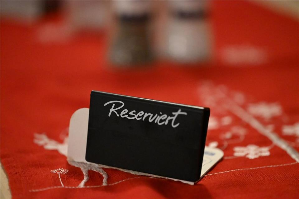 Die zurückhaltende Konsumlaune drückt auch in den Hotels und Gaststätten die Stimmung. (Archivbild)Wolf von Dewitz/dpa