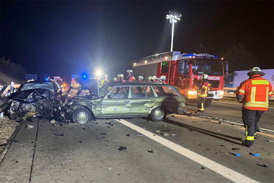 Die zusammengeprallten Autos wurden bei dem Unfall schwer beschädigt.Felix Besold/NEWS5/dpa