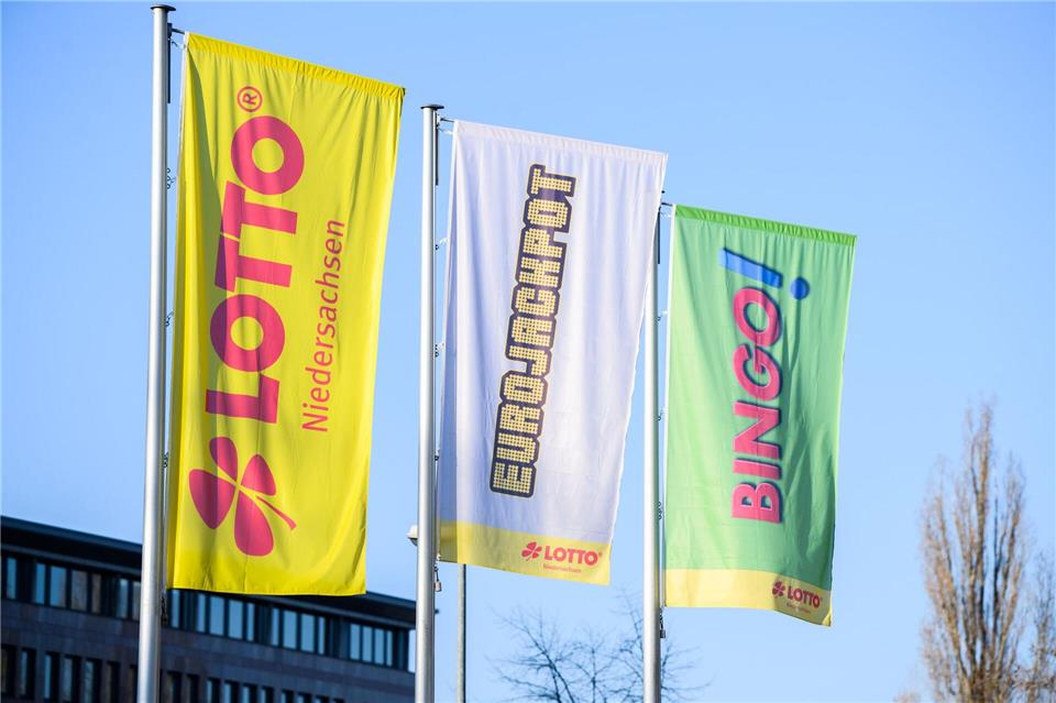 Die zwei Jackpot-Gewinner kommen aus Niedersachsen. (Archivbild)Julian Stratenschulte/dpa