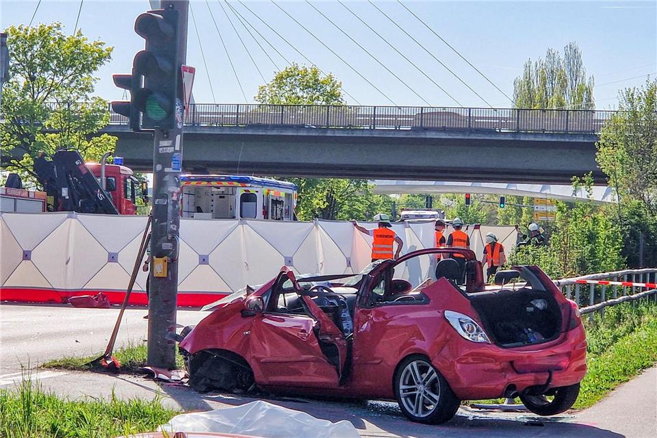 Die zwei Menschen in dem Auto wurden verletzt und ins Krankenhaus gebracht.Esther Busch/EinsatzReport24/dpa