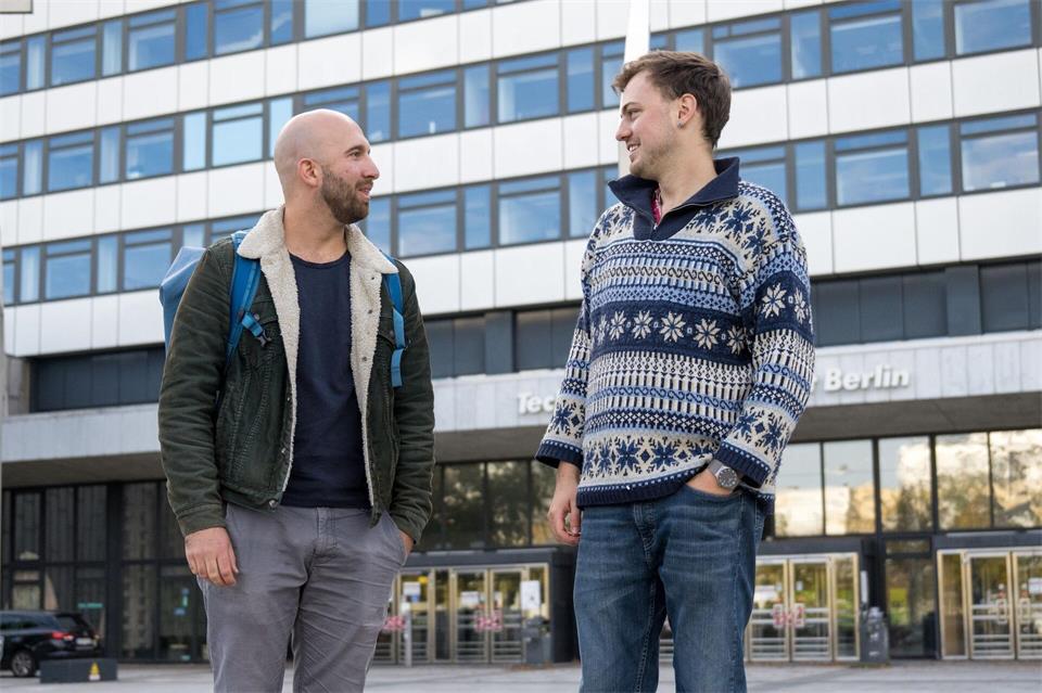 Die zwei Studenten wollen ihre Kommilitonen dazu motivieren, sich an der Uni zu engagieren. Christophe Gateau/dpa