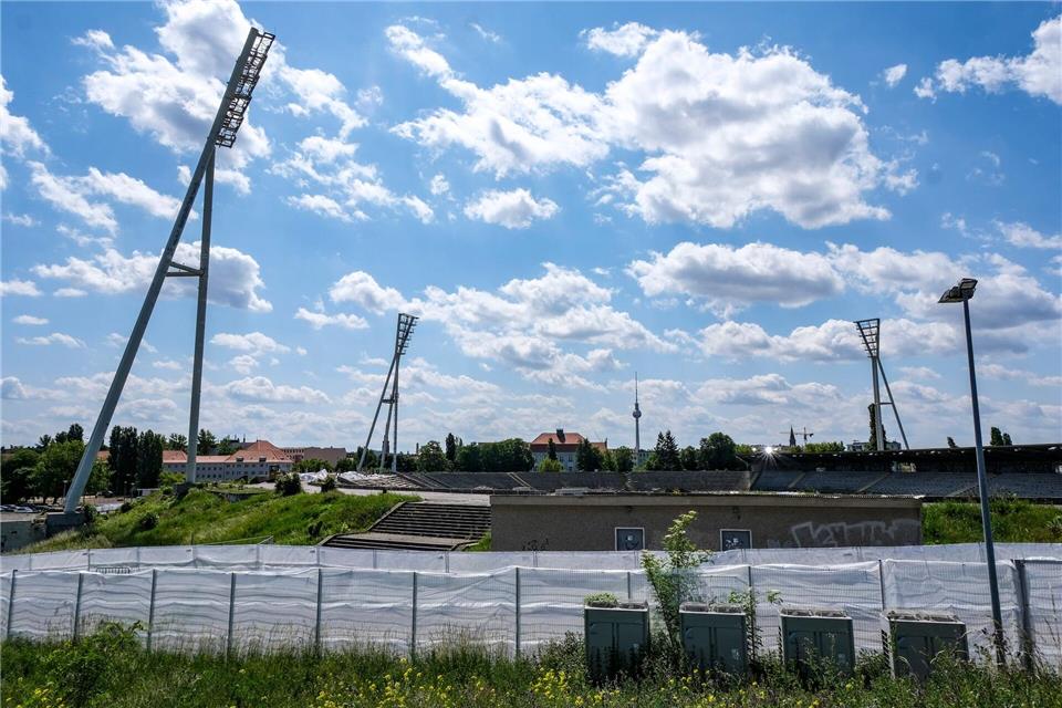 Die zwei östlichen Flutlichtmasten werden am Donnerstag gesprengt. (Archivbild)Jens Kalaene/dpa