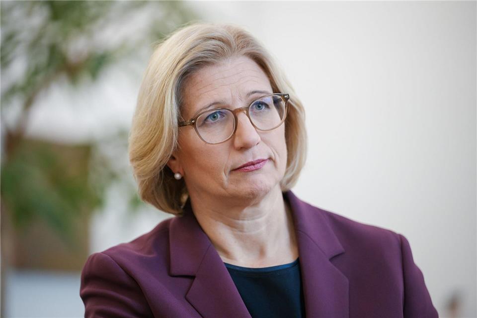 Die zwei tödlichen Angriff auf Landesbedienstete im Saarland dieses Jahr seien furchtbar gewesen, sagt Anke Rehlinger. (Archivbild)Oliver Dietze/dpa