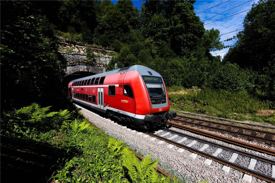Die zweite Bauphase auf der Strecke der Schwarzwaldbahn zwischen Villingen und Donaueschingen wurde erfolgreich abgeschlossen. (Symbolbild)Philipp von Ditfurth/dpa