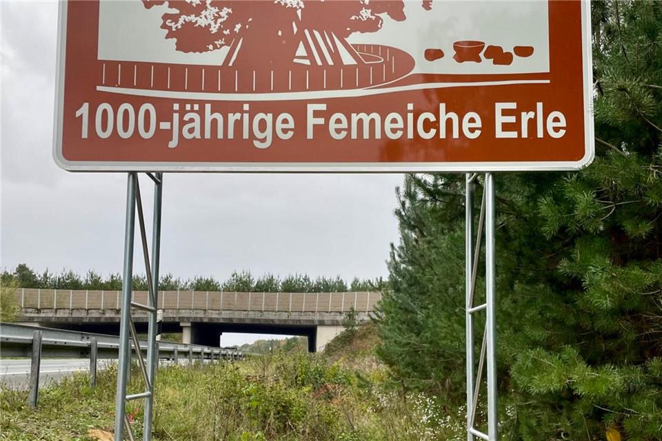 Die zweite Hinweistafel auf die Femeiche steht nun auch an der A31, nördlich der Abfahrt Schermbeck.