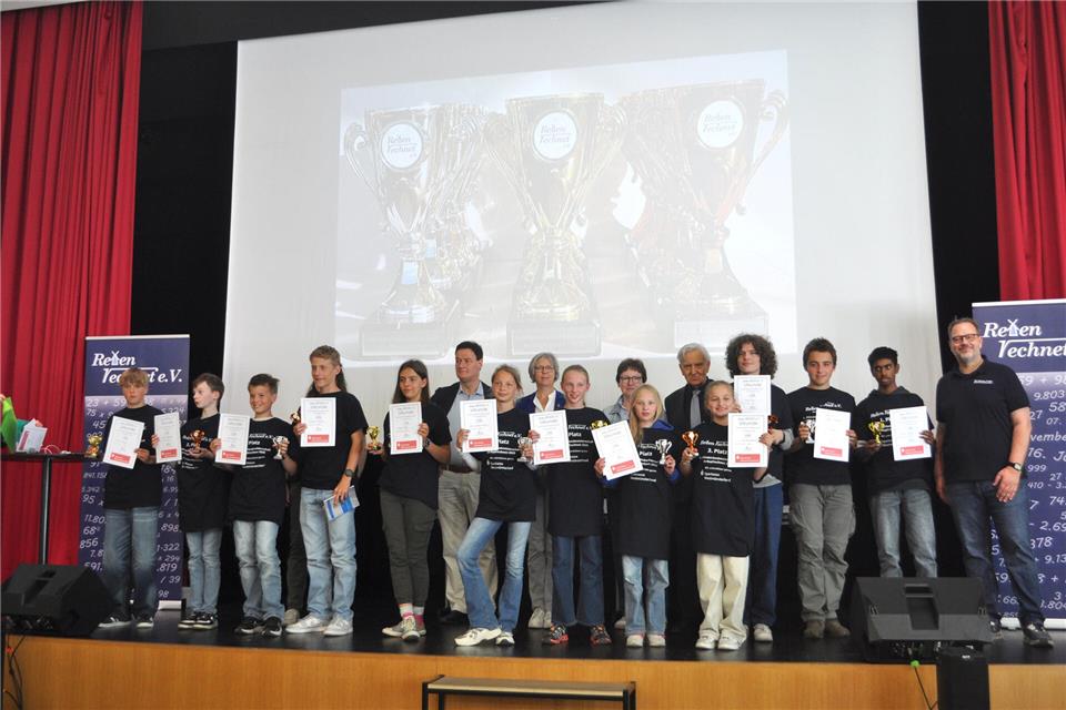 Die zwölf Gewinner aus den vier Alterklassen präsentieren stolz ihre Urkunden auf der Bühne der Aula im St.-Pius-Gymnasium.