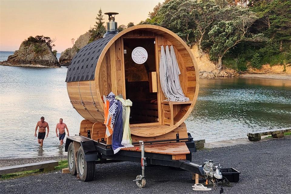 Die ēkôsauna parkt direkt an einer Pazifikbucht auf Waiheke Island.Olive Andrews/ēkôsauna/dpa-tmn