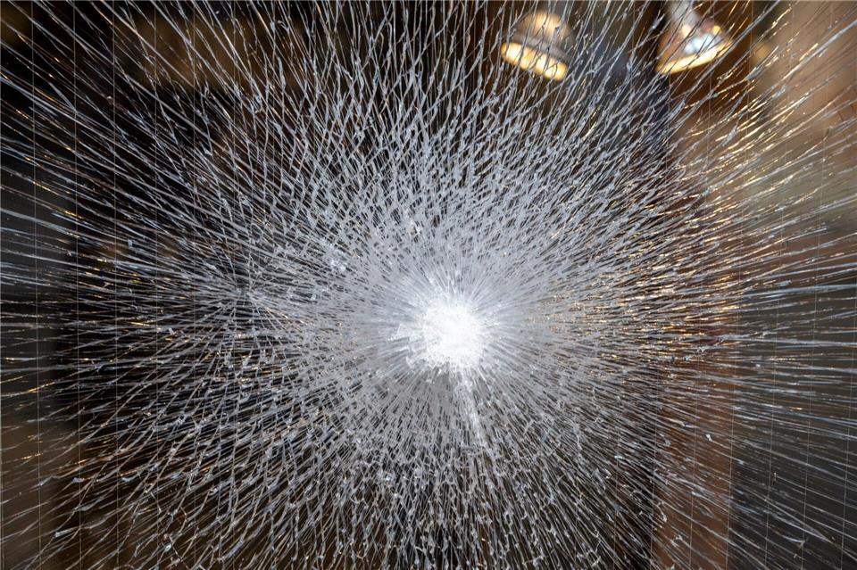 Diebe gehen auch rabiat vor, um in Geschäfte eindringen zu können. (Symbolbild)Stefan Sauer/dpa/ZB