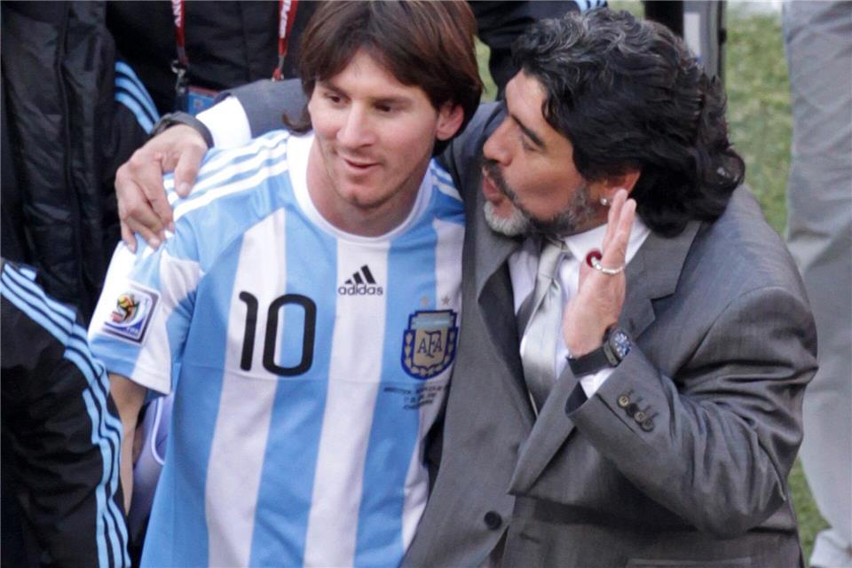 Diego Maradona und Lionel Messi, hier gemeinsam bei der WM 2010, werden in Argentinien immer wieder verglichen. (Archivbild)Jon Hrusa/EPA/dpa