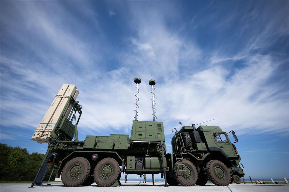 Diehl will neue Arbeitsplätze schaffen. (Foto Archiv)Sebastian Gollnow/dpa