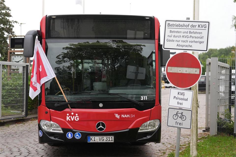 Dienstag und Mittwoch standen die Busverkehre in den kreisfreien Städten in Schleswig-Holstein still.Marcus Brandt/dpa
