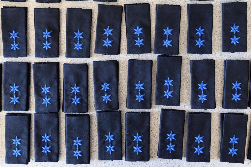 Dienstgrad Polizeimeister: Nach erfolgreich bestandener Ausbildung erhalten die 269 Beamtinnen und Beamten ihre Schulterstücken. Hendrik Schmidt/dpa