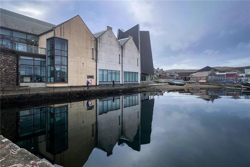 Bei den Spinnern: Die Shetlands als Mekka der Strick-Szene Dient als Zentrum der Wool Week: das Shetland Museum and Archives in Lerwick.Verena Wolff/dpa-tmn
