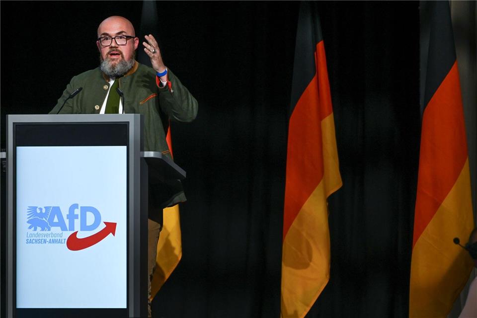 „Diese Äußerung zeigt erneut, dass nicht nur die evangelische Kirche, sondern auch die katholische Kirche den Glauben an Gott, ohne den keine nationale Renaissance gelingt, nicht wiederbeleben kann“, sagt AfD-Politiker Hans-Thomas Tillschneider. (Archivbild)Heiko Rebsch/dpa