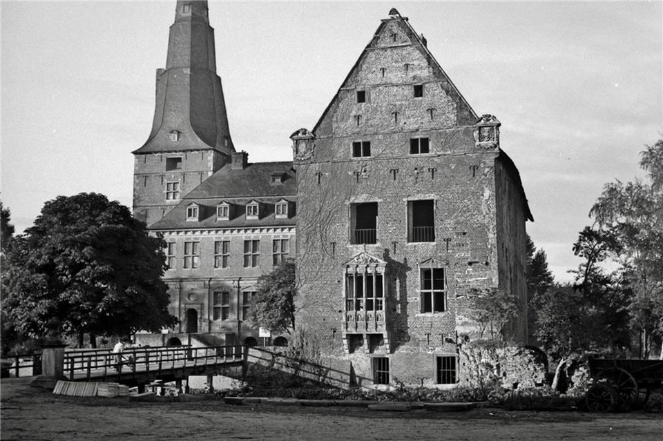 Diese Aufnahme des Schlosses, das sich in einem schlechten Zustand befindet, gehört zu den jüngst digitalisierten Fotos.