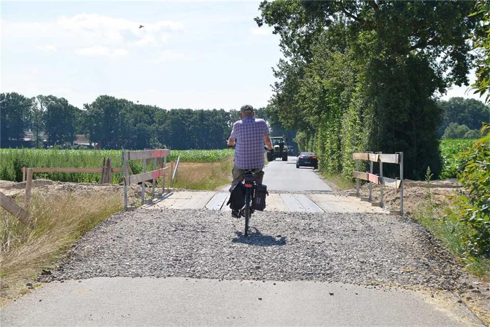 Diese Behelfsbrücke an der Straße Hagen führt vorübergehend über die Gasleitung.