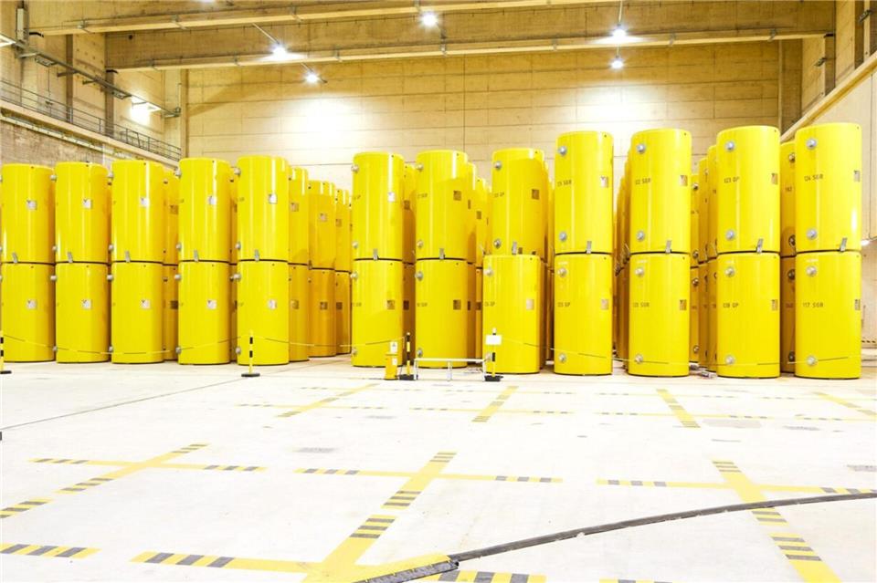 Diese Castorbehälter werden aktuell schon im Zwischenlager in Ahaus aufbewahrt. Genehmigungen für weitere Transporte aus Jülich und Garching wurden jetzt laut BGZ erteilt.