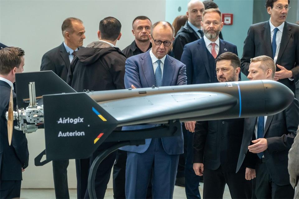 Diese Drohne von Auterion und Airlogix hat eine Reichweite von bis zu 1500 Kilometern. Im April führte sie Auterion-Chef Lorenz Meier (ganz inks, seitlich von hinten zu sehen) Bundeskanzler Friedrich Merz (CDU) und dem ukrainischen Präsident  Wolodymyr Selenskyj vor.Michael Kappeler/dpa