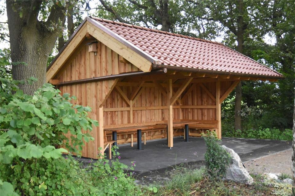 Heimatverein Marbeck weiht Schutzbehausungen ein Diese Hütte steht im Klosterhook, Hessebree/Ecke Steenkuhlenweg.